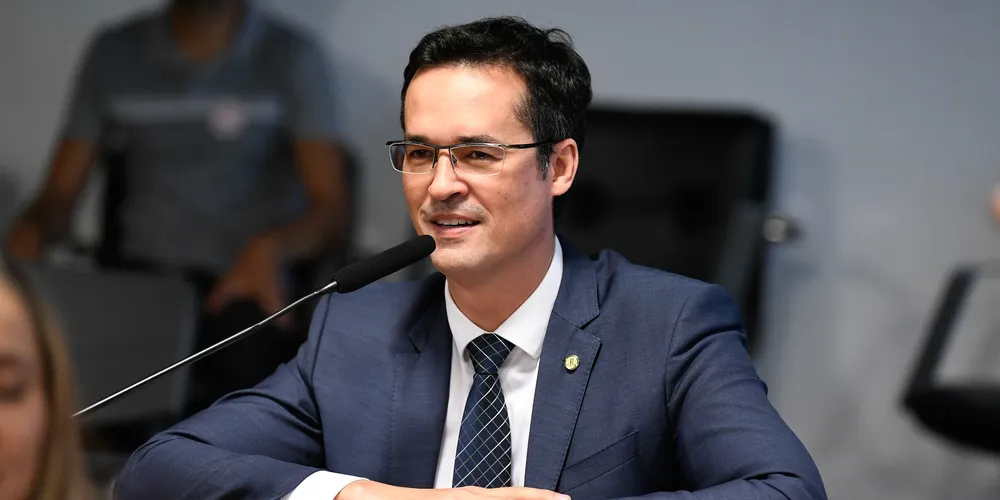 Dallagnol, que integra a chapa formada por Novo, PL, Podemos e DC ao lado do deputado federal Filipe Barros (PL)