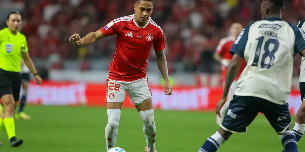 Jogadores do Internacional lamentam o empate com o Remo, no Beira-Rio, em Porto Alegre, na 23a rodada do Brasileirão