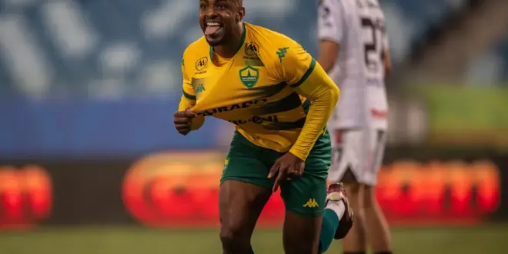 Wesley Dias celebra gol do Cuiabá sobre o Operário-PR