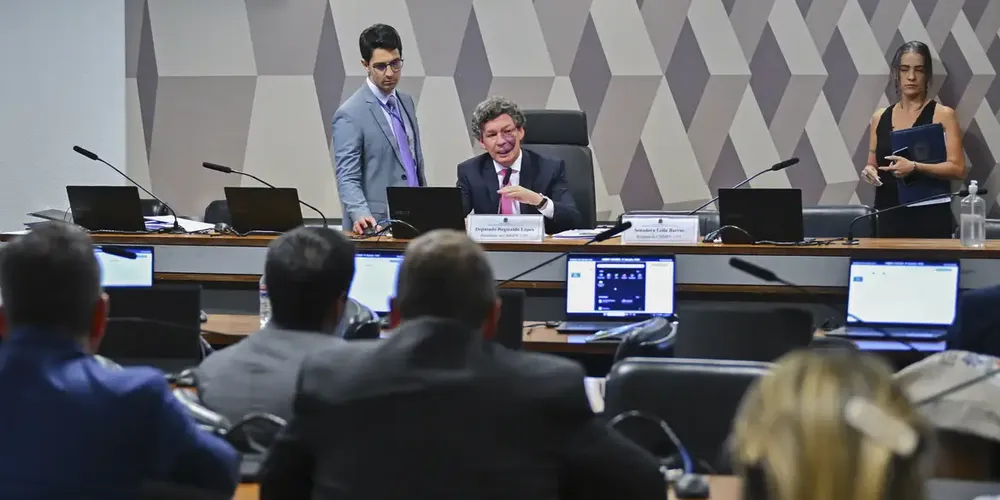 A MP suspende a cobrança do imposto federal de importação de 20% sobre compras internacionais de até US$ 50 (cerca de R$ 257)