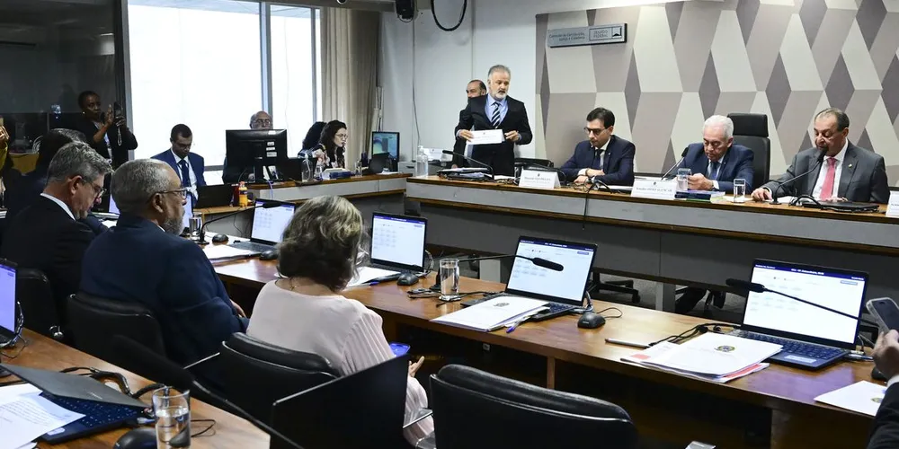 A PEC 221 de 2019 prevê a obrigatoriedade de descanso remunerado de dois dias por semana, sem redução salarial