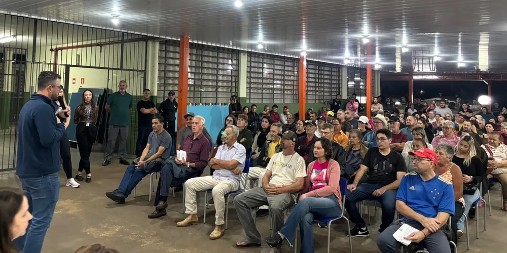 A ação reuniu mais de 150 moradores e lideranças comunitárias na Escola Municipal Professora Zair Santos Nascimento