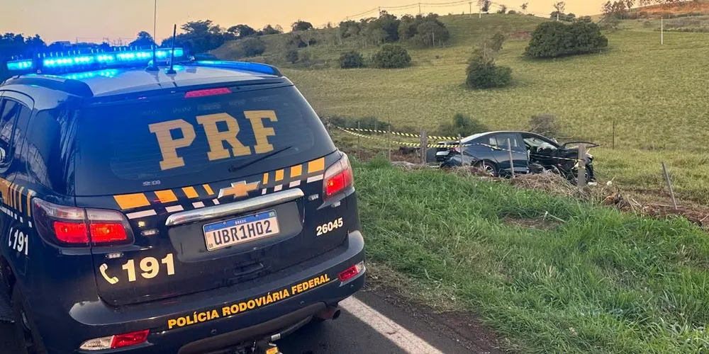 Com a força do impacto, morreram no local uma mulher de 35 anos e suas duas filhas, de 4 e 5 anos