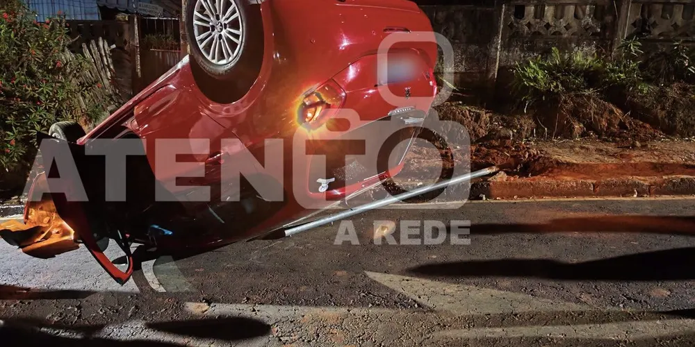 Com o impacto, a passageira conseguiu sair rastejando do automóvel, enquanto a condutora precisou do auxílio de populares para deixar o interior do veículo
