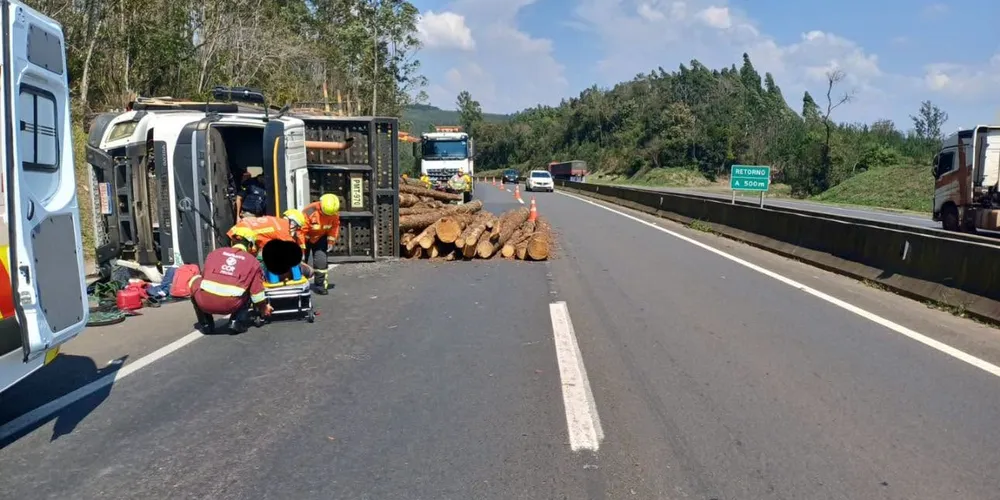 Caminhão tomba na BR-376