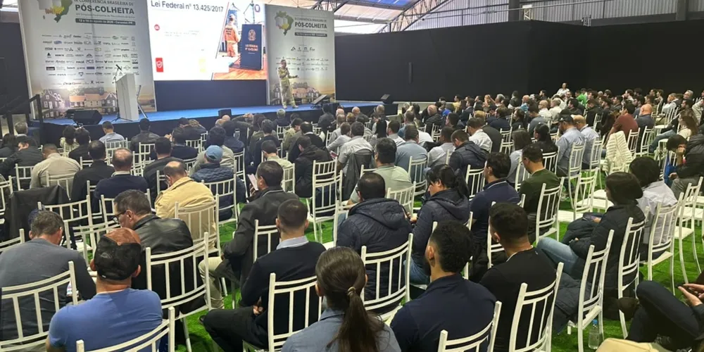 Participantes e expositores se reúnem na 9ª Conferência Brasileira de Pós-Colheita, realizada nos Campos Gerais