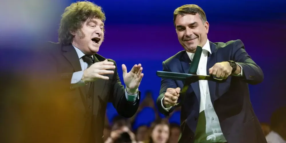 Javier Milei participa de convenção ao lado de Flávio Bolsonaro