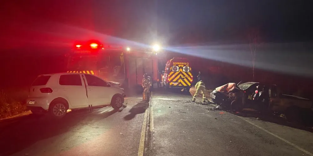 Conforme os vestígios encontrados no local, o VW Fox colidiu contra o caminhão e, na sequência, atingiu a Fiat Strada