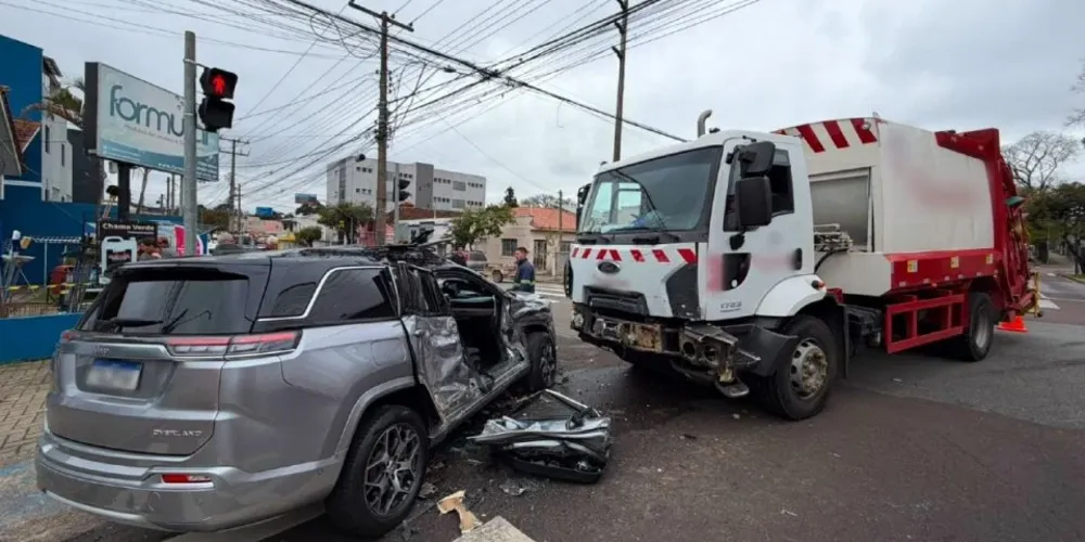 Dois idosos se feriram no acidente com o caminhão de lixo