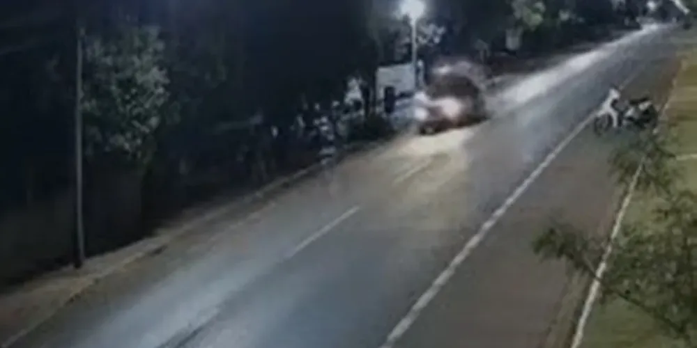 As imagens da via mostram que o homem dirigia em alta velocidade e acertou o carro da família que andava em velocidade reduzida na faixa direita da via