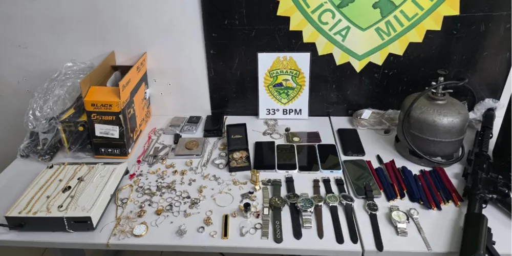 O policiais apreenderam correntes, relógios e outros objetos