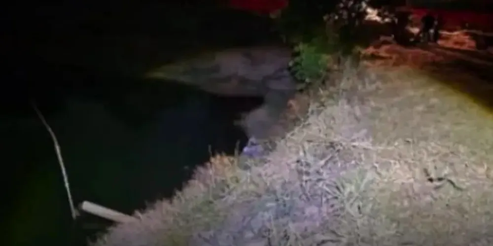Um homem encontrou o menino submerso na água