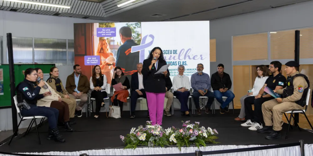 O evento reuniu representantes do Executivo e Legislativo municipais, do Poder Judiciário, das forças de segurança e de diferentes serviços da rede de proteção às mulheres