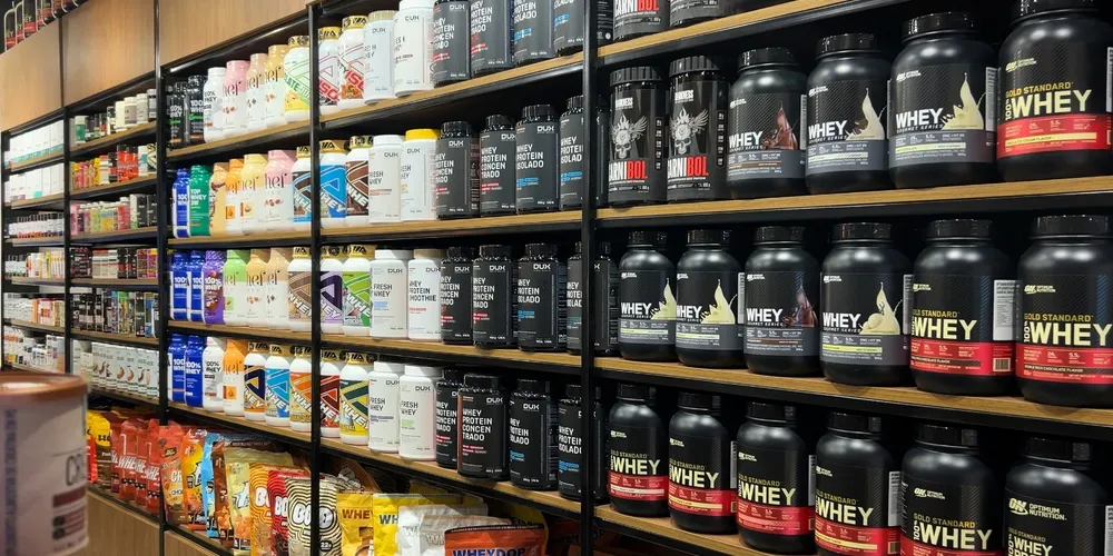 Especialista alerta para a importância da qualidade dos produtos: a creatina deve ter selo de pureza, e o whey, boa concentração de proteína