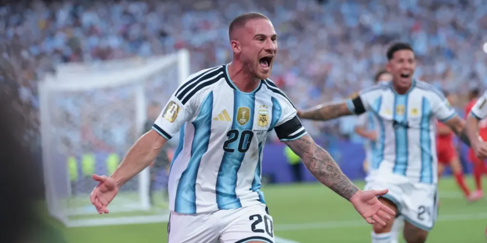 Alexis Mac Allister, da Argentina, celebrando o gol diante da Suíça