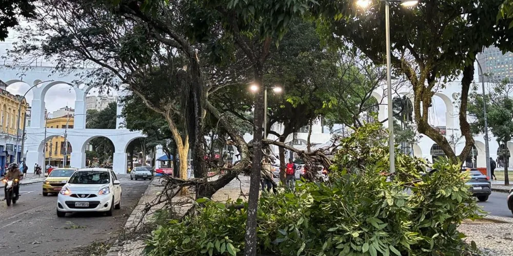 O maior registro de vento foi de 105,5 km/h no Galeão, entre 16h e 17h.