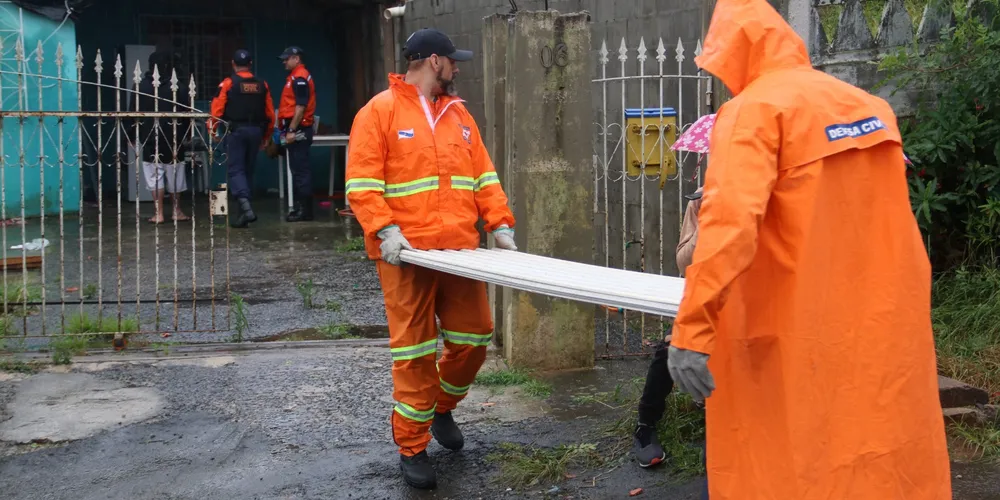 Ação d entrega de telhas da Defesa Civil de Ponta Grossa