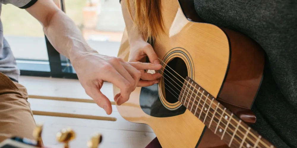 Aulas de viola caipira e violão começam na segunda