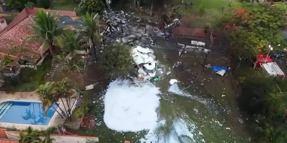 O avião tinha 62 pessoas a bordo, sendo 58 passageiros e quatro tripulantes