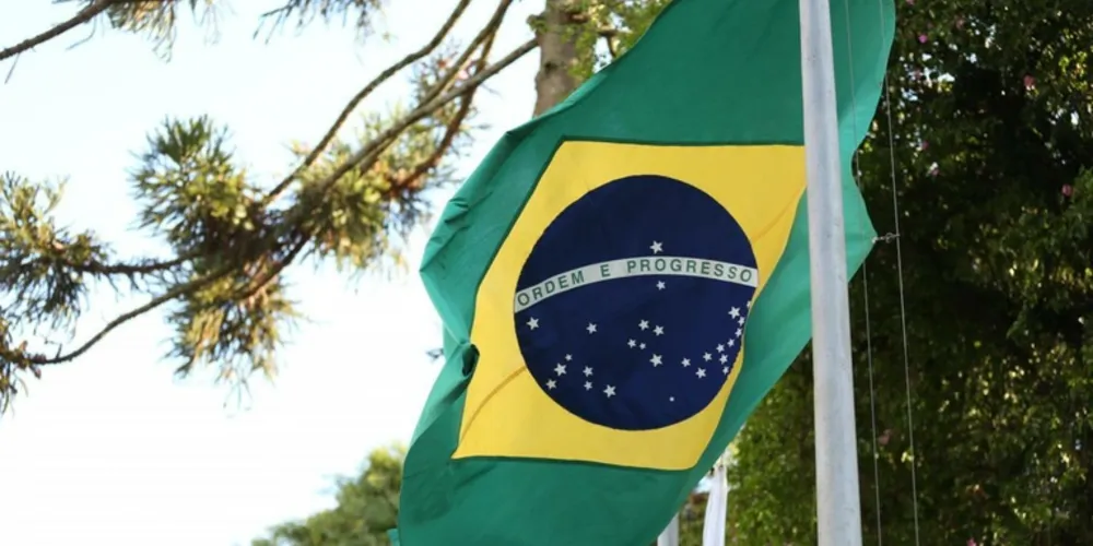 O projeto visa reforçar a presença dos Hinos Nacional Brasileiro e do Paraná nas escolas e em festividades cívicas e esportivas