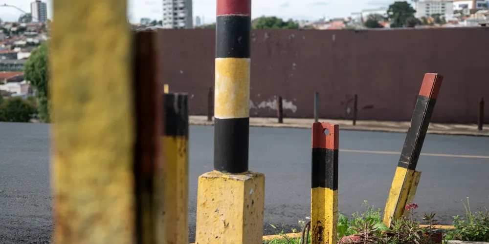 Além de serem obstáculos para a livre circulação de pedestres, essas estruturas podem causar ou piorar acidentes de trânsito