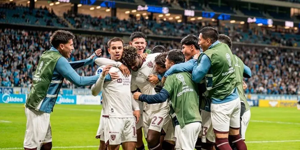 Bolívar celebra gol contra o Grêmio, nos playoffs da Sul-Americana