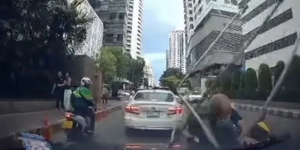 Apesar da colisão e do tombo no asfalto, os ocupantes da moto se levantaram logo após o acidente