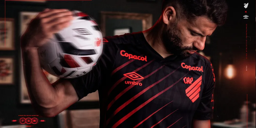 A frase “Furacão deixa marcas” está presente no uniforme, enquanto a palavra “Furacão” ganha destaque na região posterior da gola