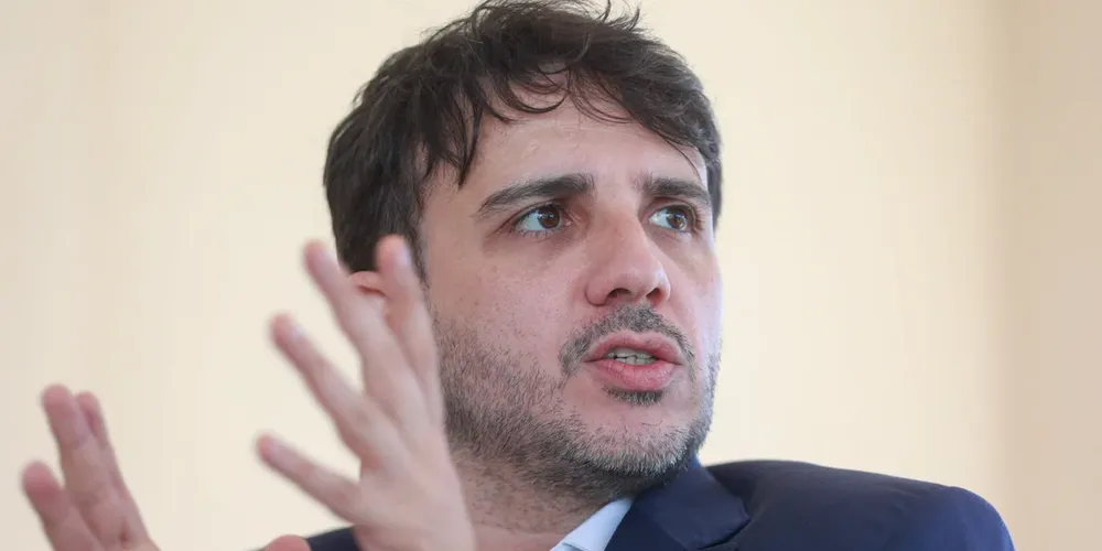 Na decisão, o ministro determinou que as plataformas de redes sociais restabeleçam o funcionamento dos perfis do candidato