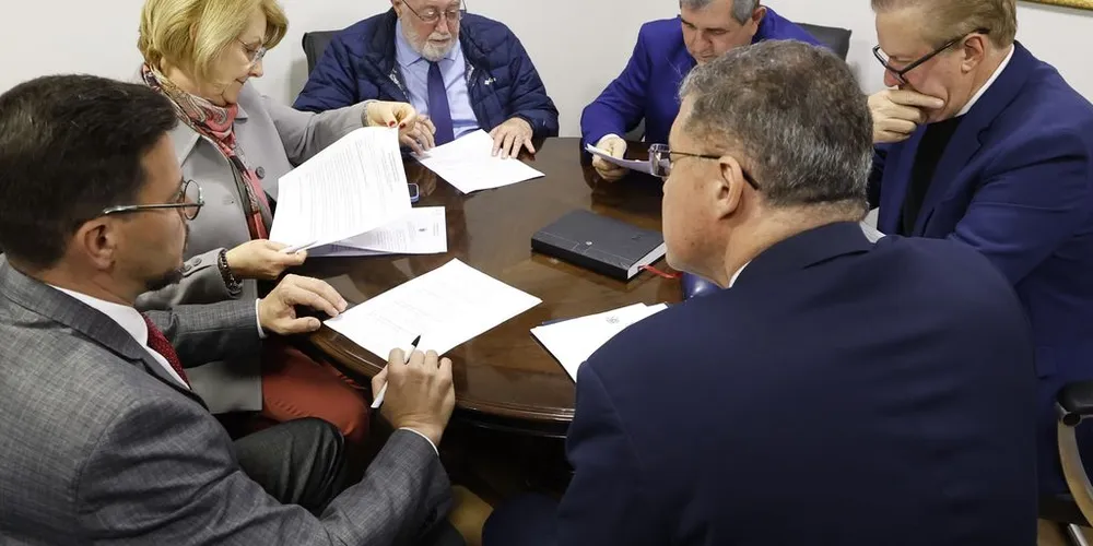 Encontro ocorreu após as sessões plenárias desta segunda-feira (24)