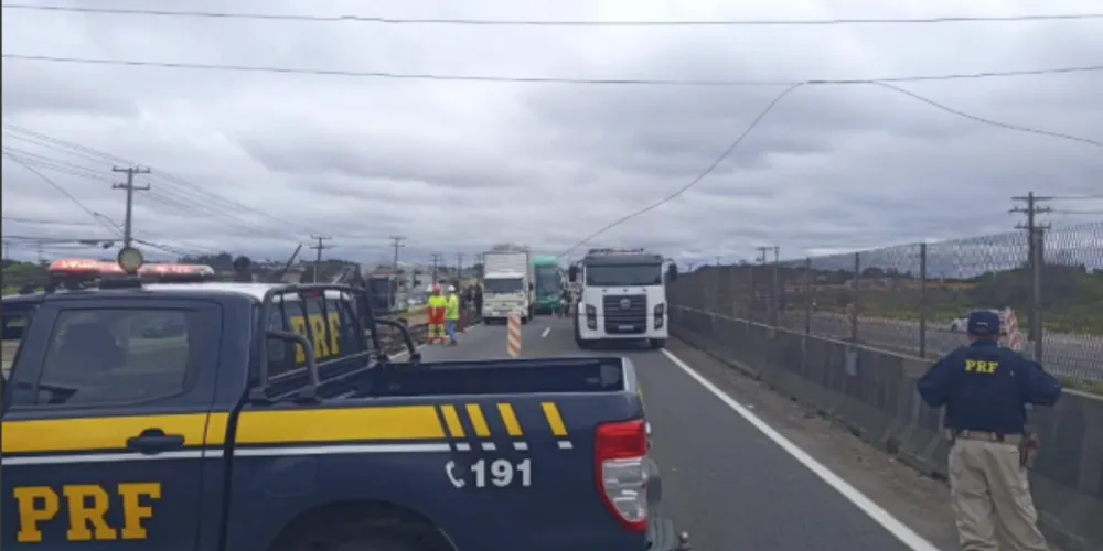 Equipes da Copel foram acionadas e trabalham para remover os cabos e realizar os reparos na rede elétrica