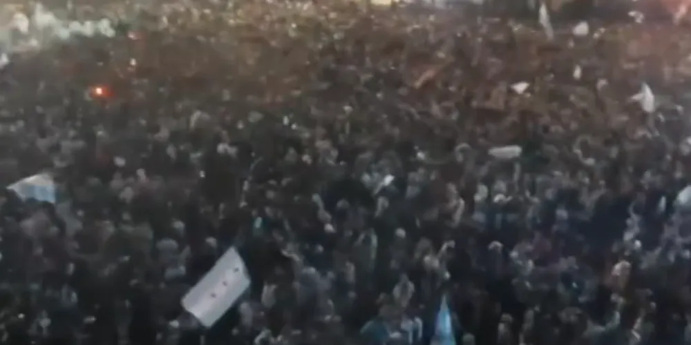 Avenida de Buenos Aires lotada de torcedores Argentinos