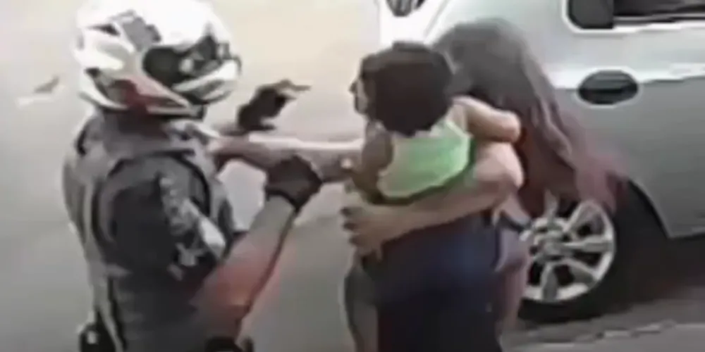 É possível ver o momento de conflito entre os policiais militares e um casal