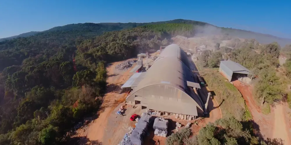 A Calponta Indústria fica localizada na Fazenda Três Barras, no Distrito de Itaiacoca