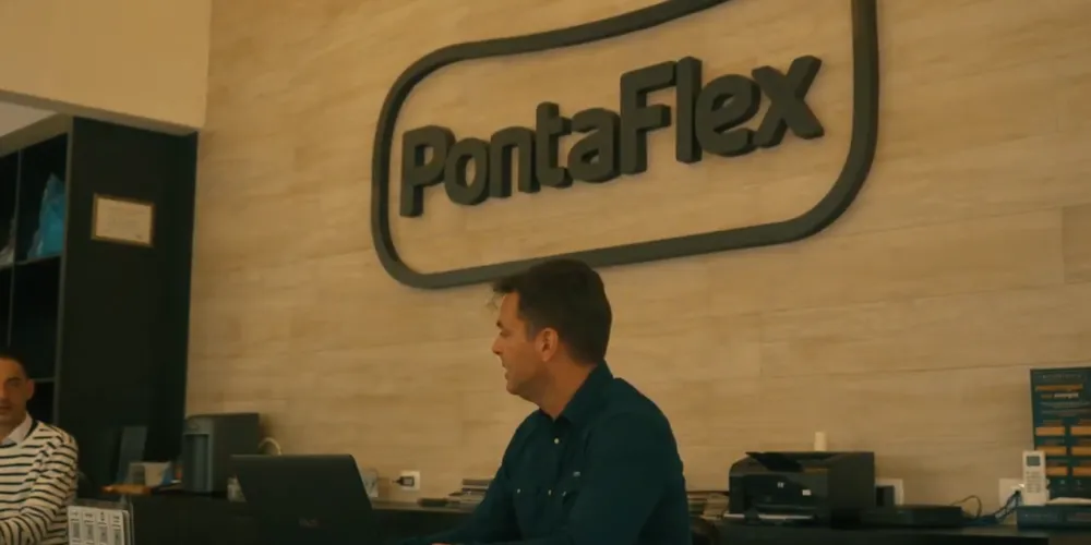 Fundada em 1991, a Pontaflex nasceu em Ponta Grossa e, ao longo das décadas, ampliou sua atuação para outras cidades, mantendo a proposta de trabalhar com grandes marcas e produtos de qualidade