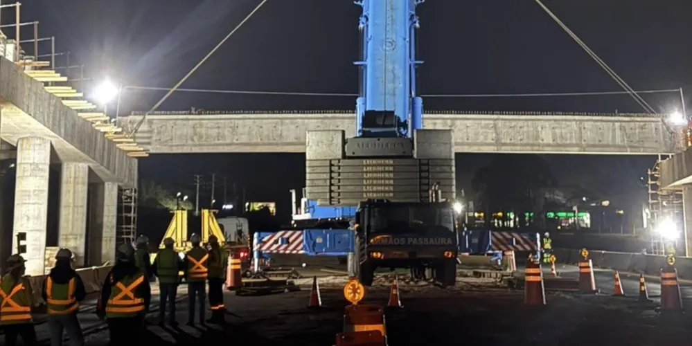 A operação, que envolve a montagem, desmontagem de guindaste e o lançamento de 9 vigas de 28 metros de comprimento cada, terá impactos na pista principal da BR-376 e nas vias marginais (avenida presidente Kennedy), em ambos os sentidos