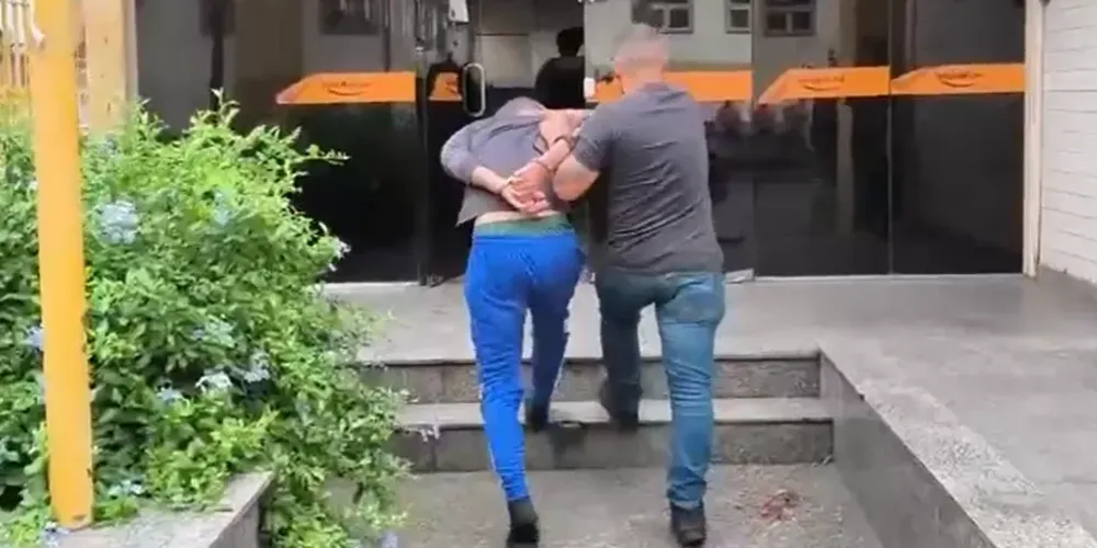 Edgar Mattos e Silva foi localizado em casa por policiais civis e preso em flagrante. No imóvel, os agentes encontraram uma motocicleta vermelha com características compatíveis com o veículo usado na corrida, segundo a Polícia Civil