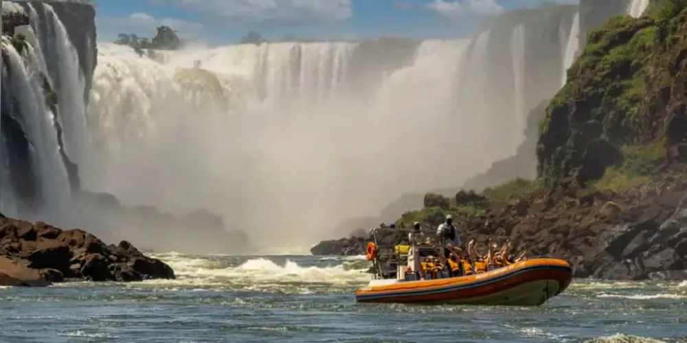 O barco de turismo pertence à empresa Ilha do Sol, agência de viagens responsável pelo passeio Macuco Safari.