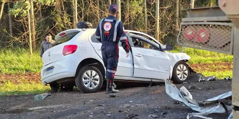 A frente do veículo ficou totalmente destruída
