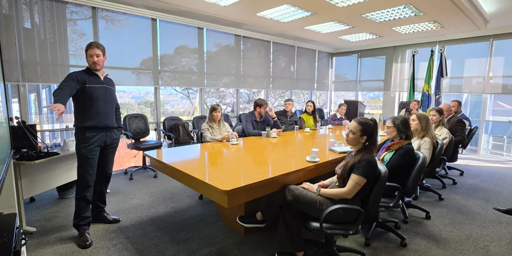 O presidente do SECOVI-PR e coordenador do CDEPG, Carlos Tavarnaro, apresentou o projeto de revitalização do Centro ao poder público nesta segunda-feira (27)
