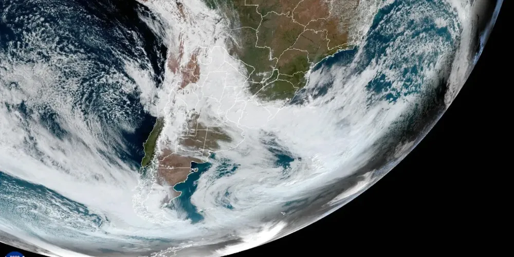 Movimentação de nuvens no Sul do Brasil em 17 de agosto, antes da formação do ciclone