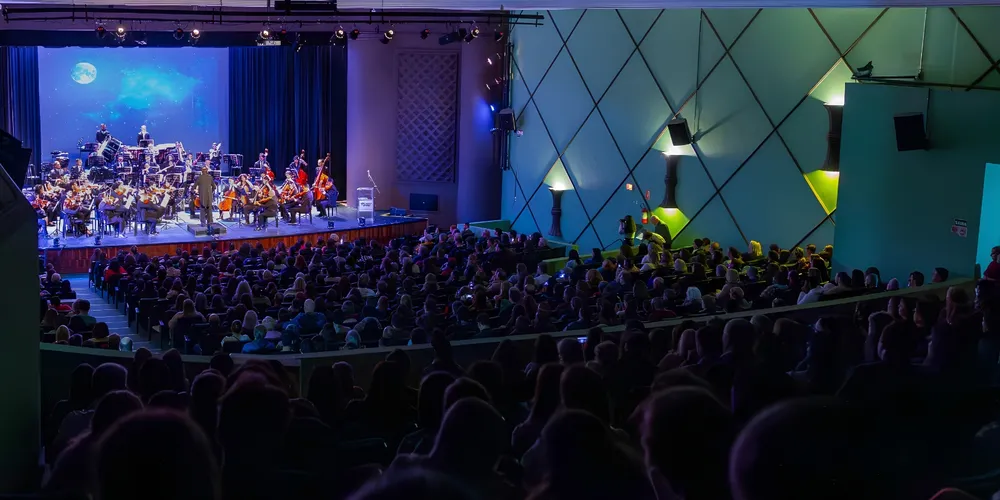 Orquestra Sinfônica de Ponta Grossa em apresentação no Cine Teatro Ópera antes da reforma