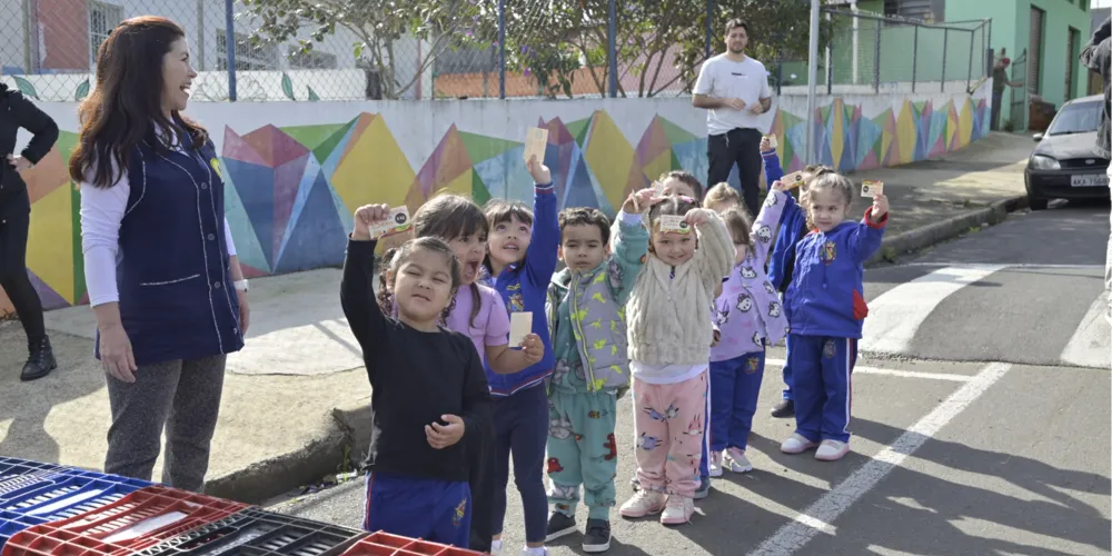 Na visita, as crianças levaram a reciclagem para trocar por alimentos