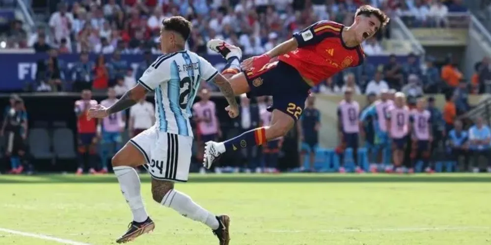 O argentino Enzo Fernández dá entrada violenta em adversário espanhol e é expulso na final da Copa