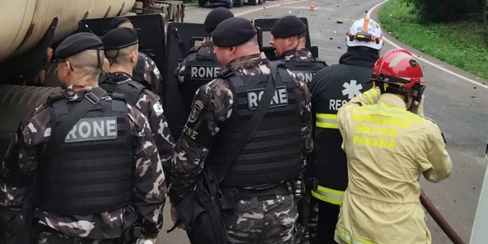 Conforme a Polícia Militar, algumas pessoas resistiram à intervenção dos policiais, arremessaram pedras e partiram para agressões