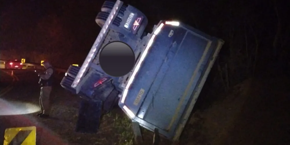 Veículo tombou no km 212