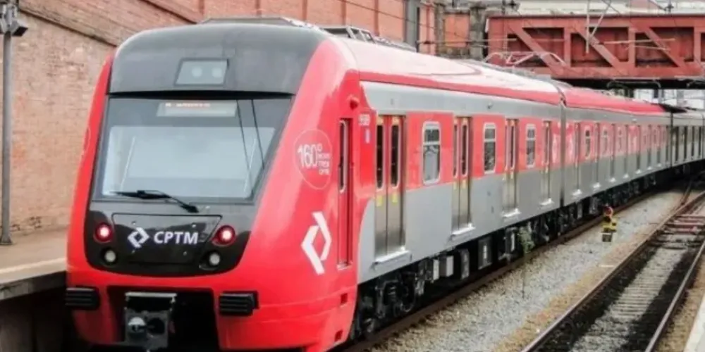 Trem da CPTM circula pela Linha 12-Safira