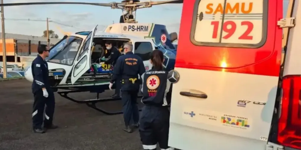 Uma ambulância aguardou a aeronave de resgate para concluir o trajeto terrestre até o Hospital Universitário (HU) de Maringá