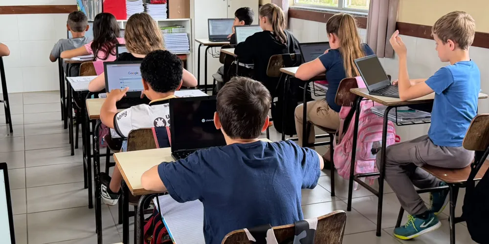 A Escola Telêmaco Borba, Escola Aroldo, Escola São Bento e Escola David Federmann receberam, cada uma, 30 Chromebooks, além de fones de ouvido e roteadores