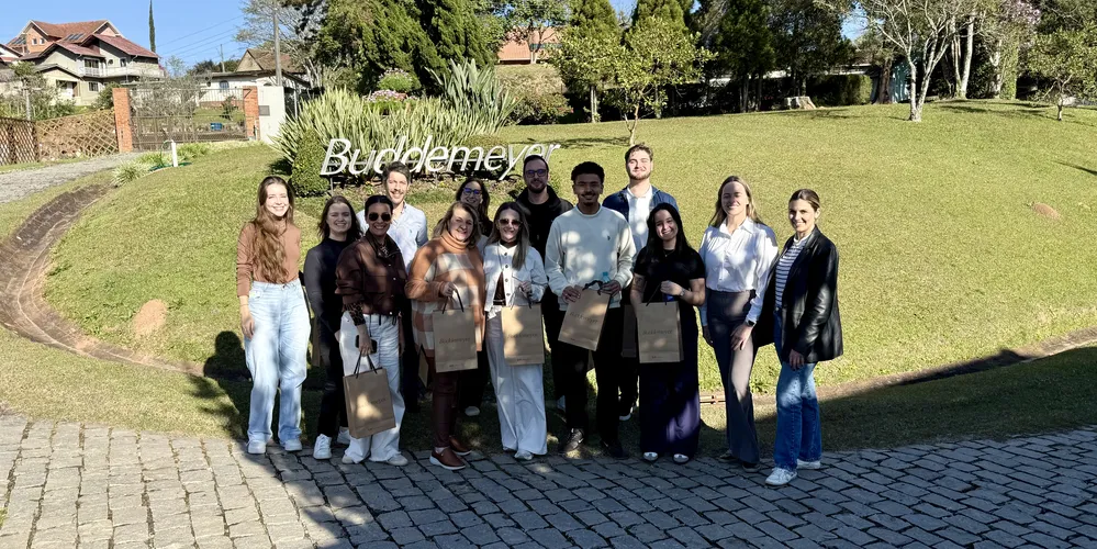 Durante a visita, a equipe, juntamente com arquitetos parceiros, conheceram de perto toda a cadeia de produção da fábrica, acompanhando as etapas que transformam matéria-prima em produtos reconhecidos pela qualidade, tecnologia e acabamento
